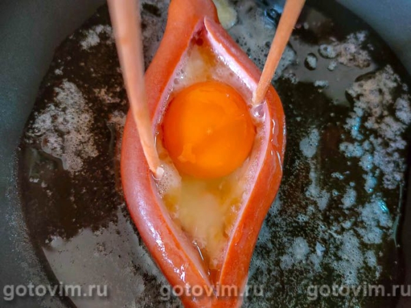 Перевернутая яичница глазунья, жаренная в сосиске с сыром Перевернутая яичница глазунья, жаренная в сосиске с сыром