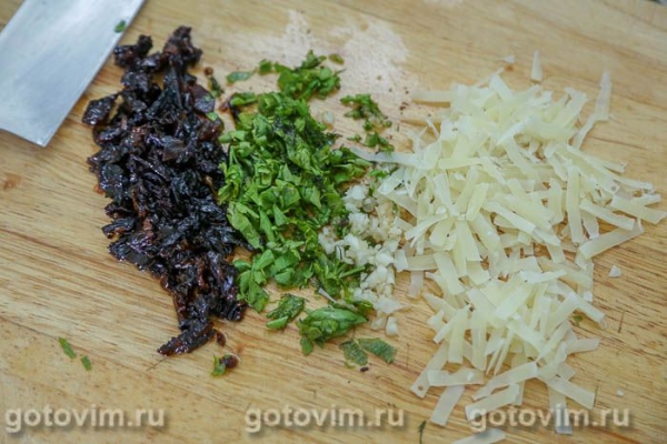Мясные рулетики с вялеными томатами и сыром в мультиварке 