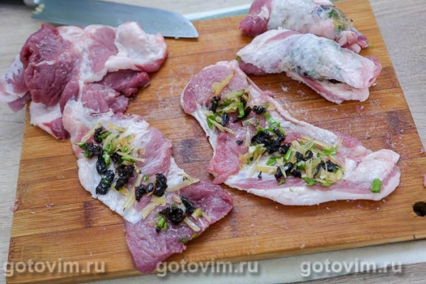 Мясные рулетики с вялеными томатами и сыром в мультиварке 