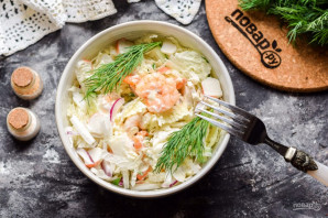 Салат с креветками, крабовыми палочками и пекинской капустой