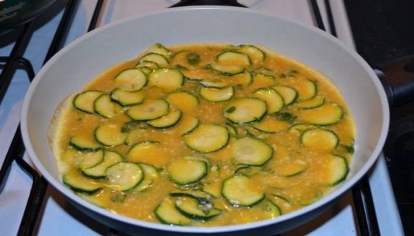 
Омлет на сковороде с сыром — 5 рецептов с овощами	