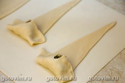 Круассаны из готового слоеного теста с курицей и грибами