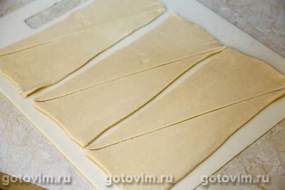 Круассаны из готового слоеного теста с курицей и грибами