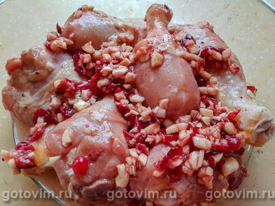 Куриные ножки в духовке, запеченные с чесноком, клюквой и медом