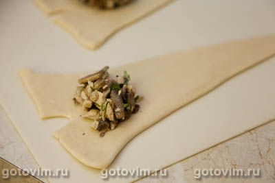 Круассаны из готового слоеного теста с курицей и грибами