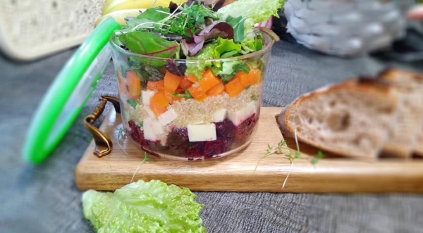 Салат с киноа, свеклой и сыром для ланч-бокса, пошаговый рецепт с фото
