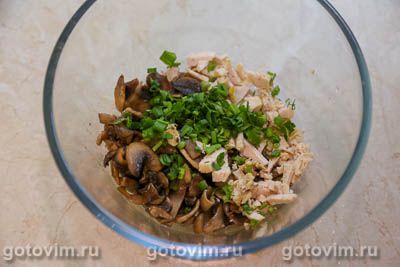 Круассаны из готового слоеного теста с курицей и грибами