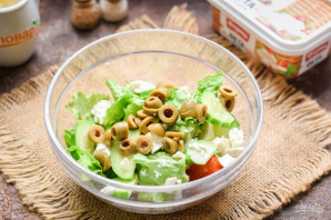 Салат с авокадо и оливками