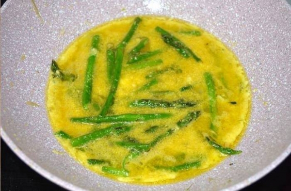 
Омлет на сковороде с сыром — 5 рецептов с овощами	