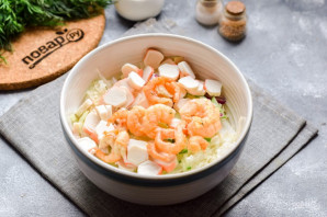 Салат с креветками, крабовыми палочками и пекинской капустой