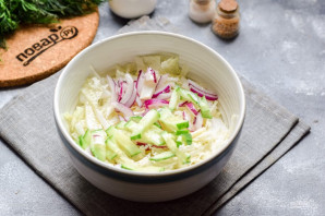 Салат с креветками, крабовыми палочками и пекинской капустой