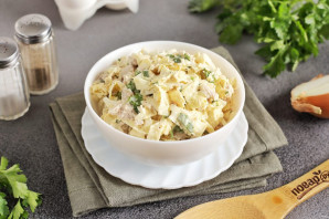 Салат с курицей и яйцами