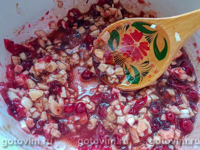 Куриные ножки в духовке, запеченные с чесноком, клюквой и медом