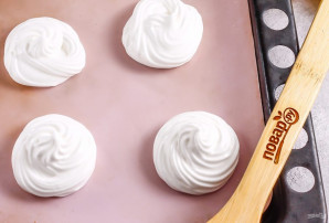 Пирожное из безе с кремом Пирожное из безе с кремом