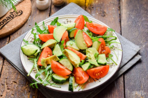 Салат с авокадо и креветками