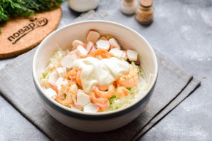 Салат с креветками, крабовыми палочками и пекинской капустой