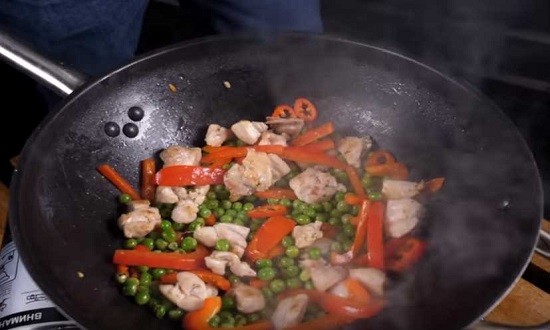 Как приготовить жареный рис с овощами и яйцом на сковороде вкусно по простым рецептам
Как приготовить жареный рис с овощами и яйцом на сковороде вкусно по простым рецептам