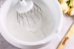 Пирожное из безе с кремом Пирожное из безе с кремом