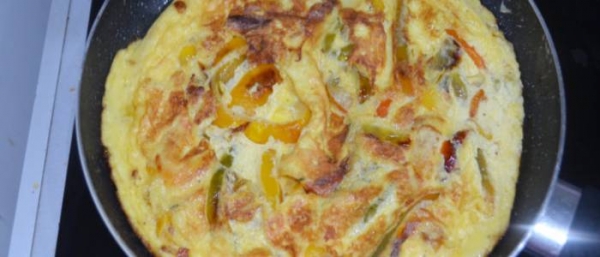 
Омлет на сковороде с сыром — 5 рецептов с овощами	