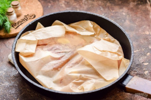 Курица в пергаменте на сковороде