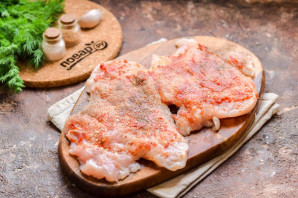 Курица в пергаменте на сковороде