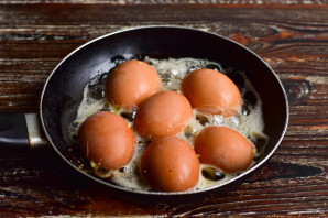 Яйца жареные в скорлупе