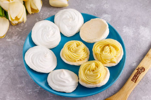 Пирожное из безе с кремом Пирожное из безе с кремом