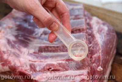 Cвиная грудинка, запеченная с пряной смесью в фольге