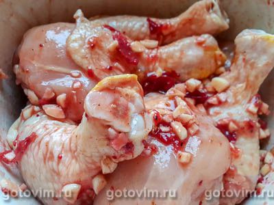 Куриные ножки в духовке, запеченные с чесноком, клюквой и медом