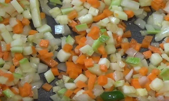 Как приготовить жареный рис с овощами и яйцом на сковороде вкусно по простым рецептам
Как приготовить жареный рис с овощами и яйцом на сковороде вкусно по простым рецептам