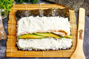 Роллы с курицей и авокадо