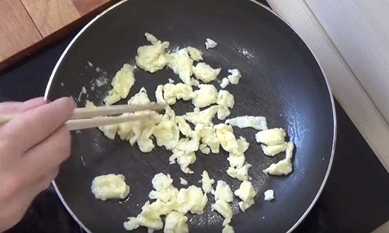 Как приготовить жареный рис с овощами и яйцом на сковороде вкусно по простым рецептам
Как приготовить жареный рис с овощами и яйцом на сковороде вкусно по простым рецептам