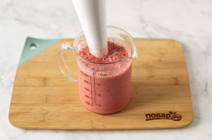 Смузи из клубники и консервированного ананаса