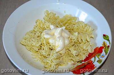 Салат из лапши быстрого приготовления с плавленым сырком и морковью