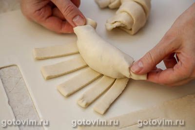 Круассаны из готового теста с курицей и сыром