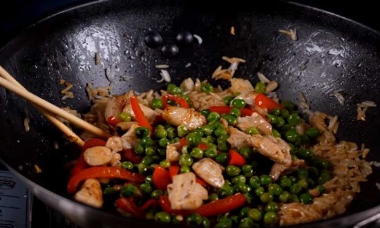 Как приготовить жареный рис с овощами и яйцом на сковороде вкусно по простым рецептам
Как приготовить жареный рис с овощами и яйцом на сковороде вкусно по простым рецептам