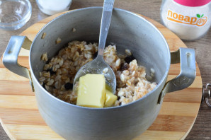 Овсяная каша с изюмом