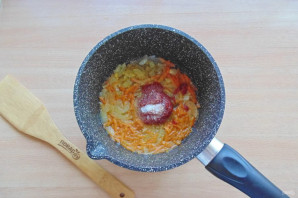 Рыбные консервы в томатном соусе