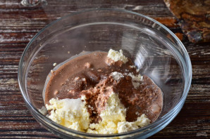 Творожно-шоколадный десерт с бананом