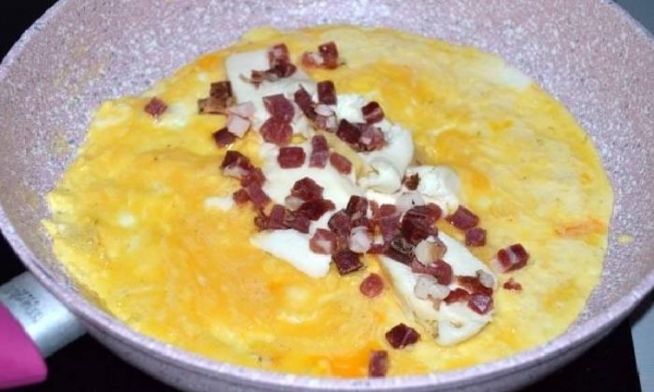 Омлет с сыром на сковороде — 7 пошаговых рецептов с добавками с фотографиями
Омлет с сыром на сковороде — 7 пошаговых рецептов с добавками с фотографиями