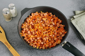 Рисовая каша с колбасой