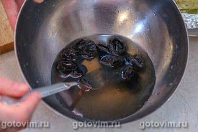 Салат из курицы с черносливом и сельдереем