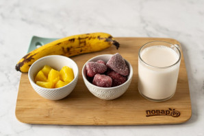 Смузи из клубники и консервированного ананаса