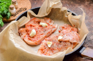 Курица в пергаменте на сковороде