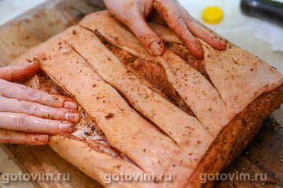 Cвиная грудинка, запеченная с пряной смесью в фольге