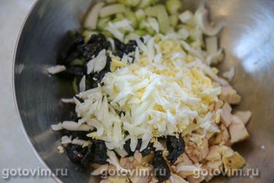 Салат из курицы с черносливом и сельдереем