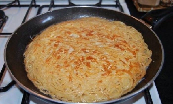 Омлет с сыром на сковороде — 7 пошаговых рецептов с добавками с фотографиями
Омлет с сыром на сковороде — 7 пошаговых рецептов с добавками с фотографиями