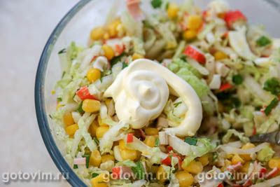 Салат из пекинской капусты с крабовыми палочками и кукурузой