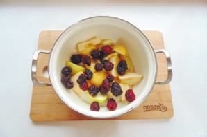 Компот из ежевики и яблок Компот из ежевики и яблок