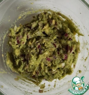 Нежное филе лосося с топпингом из авокадо